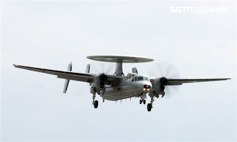 空軍第六混合聯隊第十空運大隊第102中隊，榮獲「109年度國軍模範團體」E-2K最大性能爬升、低空衝場、戰術下降。（記者邱榮吉/攝影）