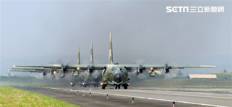 空軍第六混合聯隊第十空運大隊第102中隊，榮獲「109年度國軍模範團體」C-130H、編隊起飛、實施超高難度500呎衝場、100呎高速衝場後最大性能爬升、60度小轉彎、低空重飛、正常航線連續起飛、莫比烏斯帶式連續起飛、高進場短場落地、慢飛、轉彎中戰術落地。（記者邱榮吉/攝影）