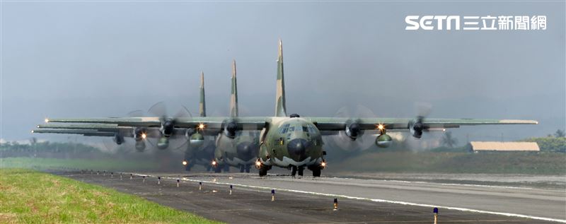 空軍第六混合聯隊第十空運大隊第102中隊，榮獲「109年度國軍模範團體」C-130H、編隊起飛、實施超高難度500呎衝場、100呎高速衝場後最大性能爬升、60度小轉彎、低空重飛、正常航線連續起飛、莫比烏斯帶式連續起飛、高進場短場落地、慢飛、轉彎中戰術落地。（記者邱榮吉/攝影）