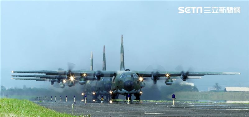 空軍第六混合聯隊第十空運大隊第102中隊，榮獲「109年度國軍模範團體」C-130H、編隊起飛、實施超高難度500呎衝場、100呎高速衝場後最大性能爬升、60度小轉彎、低空重飛、正常航線連續起飛、莫比烏斯帶式連續起飛、高進場短場落地、慢飛、轉彎中戰術落地。（記者邱榮吉/攝影）