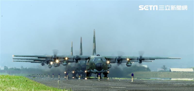 空軍第六混合聯隊第十空運大隊第102中隊，榮獲「109年度國軍模範團體」C-130H、編隊起飛、實施超高難度500呎衝場、100呎高速衝場後最大性能爬升、60度小轉彎、低空重飛、正常航線連續起飛、莫比烏斯帶式連續起飛、高進場短場落地、慢飛、轉彎中戰術落地。（記者邱榮吉/攝影）