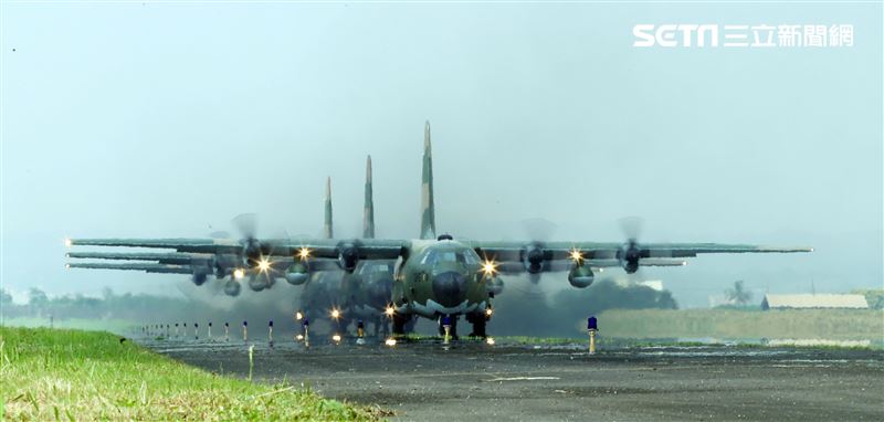 空軍第六混合聯隊第十空運大隊第102中隊，榮獲「109年度國軍模範團體」C-130H、編隊起飛、實施超高難度500呎衝場、100呎高速衝場後最大性能爬升、60度小轉彎、低空重飛、正常航線連續起飛、莫比烏斯帶式連續起飛、高進場短場落地、慢飛、轉彎中戰術落地。（記者邱榮吉/攝影）