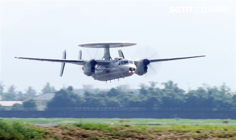 空軍第六混合聯隊第十空運大隊第102中隊，榮獲「109年度國軍模範團體」E-2K最大性能爬升、低空衝場、戰術下降。（記者邱榮吉/攝影）