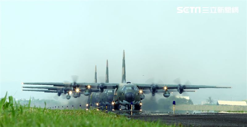 空軍第六混合聯隊第十空運大隊第102中隊，榮獲「109年度國軍模範團體」C-130H、編隊起飛、實施超高難度500呎衝場、100呎高速衝場後最大性能爬升、60度小轉彎、低空重飛、正常航線連續起飛、莫比烏斯帶式連續起飛、高進場短場落地、慢飛、轉彎中戰術落地。（記者邱榮吉/攝影）