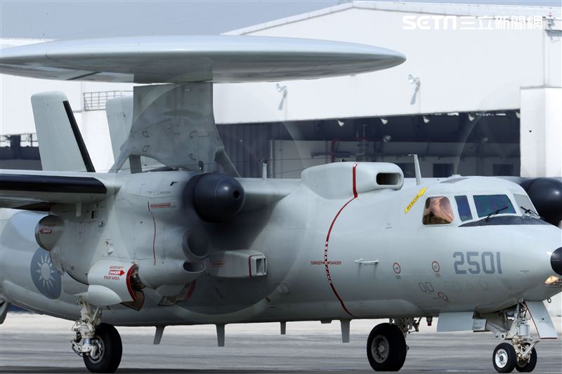 空軍第六混合聯隊第十空運大隊第102中隊，榮獲「109年度國軍模範團體」E-2K最大性能爬升、低空衝場、戰術下降。（記者邱榮吉/攝影）