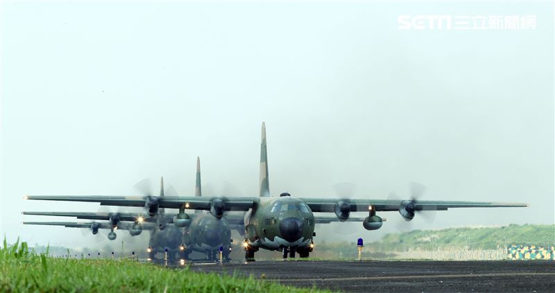 空軍第六混合聯隊第十空運大隊第102中隊，榮獲「109年度國軍模範團體」C-130H、編隊起飛、實施超高難度500呎衝場、100呎高速衝場後最大性能爬升、60度小轉彎、低空重飛、正常航線連續起飛、莫比烏斯帶式連續起飛、高進場短場落地、慢飛、轉彎中戰術落地。（記者邱榮吉/攝影）