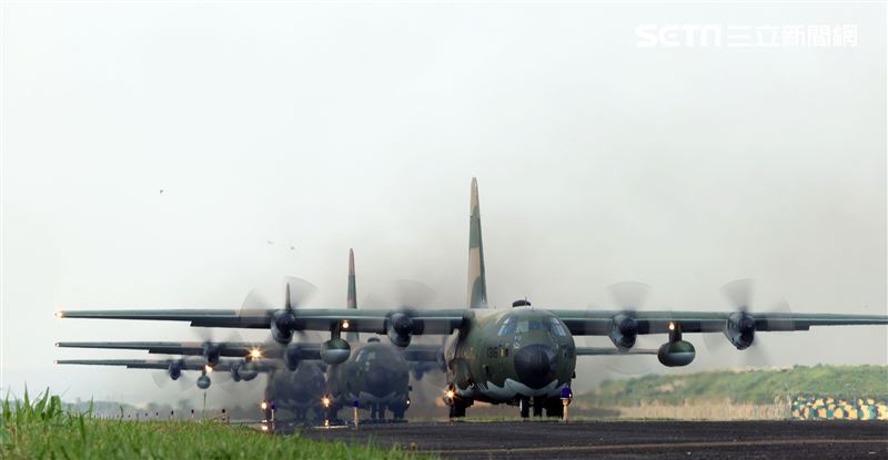 空軍第六混合聯隊第十空運大隊第102中隊，榮獲「109年度國軍模範團體」C-130H、編隊起飛、實施超高難度500呎衝場、100呎高速衝場後最大性能爬升、60度小轉彎、低空重飛、正常航線連續起飛、莫比烏斯帶式連續起飛、高進場短場落地、慢飛、轉彎中戰術落地。（記者邱榮吉/攝影）