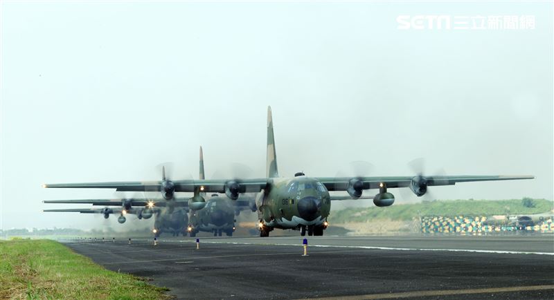 空軍第六混合聯隊第十空運大隊第102中隊，榮獲「109年度國軍模範團體」C-130H、編隊起飛、實施超高難度500呎衝場、100呎高速衝場後最大性能爬升、60度小轉彎、低空重飛、正常航線連續起飛、莫比烏斯帶式連續起飛、高進場短場落地、慢飛、轉彎中戰術落地。（記者邱榮吉/攝影）