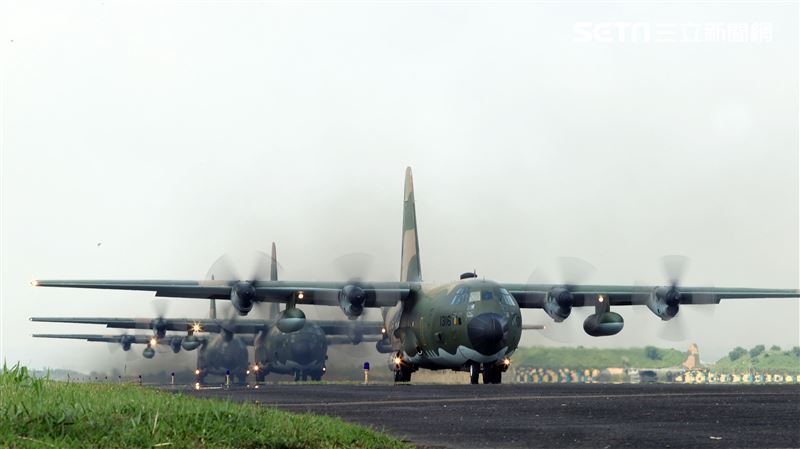空軍第六混合聯隊第十空運大隊第102中隊，榮獲「109年度國軍模範團體」C-130H、編隊起飛、實施超高難度500呎衝場、100呎高速衝場後最大性能爬升、60度小轉彎、低空重飛、正常航線連續起飛、莫比烏斯帶式連續起飛、高進場短場落地、慢飛、轉彎中戰術落地。（記者邱榮吉/攝影）