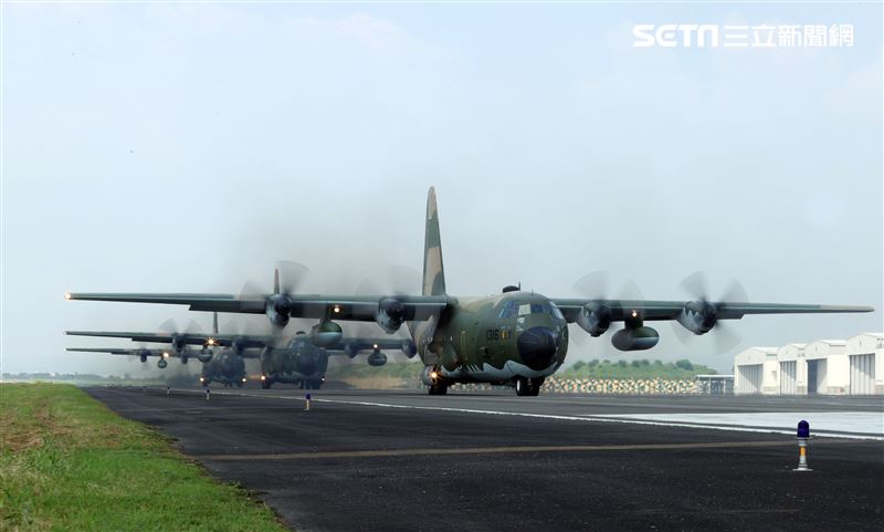 空軍第六混合聯隊第十空運大隊第102中隊，榮獲「109年度國軍模範團體」C-130H、編隊起飛、實施超高難度500呎衝場、100呎高速衝場後最大性能爬升、60度小轉彎、低空重飛、正常航線連續起飛、莫比烏斯帶式連續起飛、高進場短場落地、慢飛、轉彎中戰術落地。（記者邱榮吉/攝影）