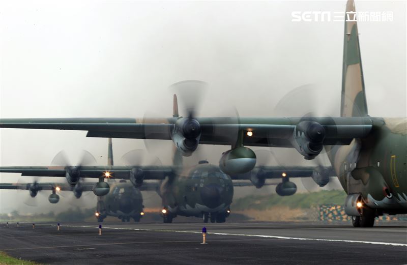 空軍第六混合聯隊第十空運大隊第102中隊，榮獲「109年度國軍模範團體」C-130H、編隊起飛、實施超高難度500呎衝場、100呎高速衝場後最大性能爬升、60度小轉彎、低空重飛、正常航線連續起飛、莫比烏斯帶式連續起飛、高進場短場落地、慢飛、轉彎中戰術落地。（記者邱榮吉/攝影）