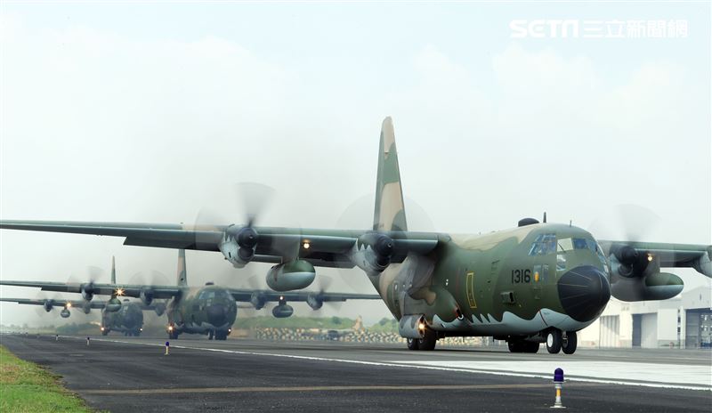 空軍第六混合聯隊第十空運大隊第102中隊，榮獲「109年度國軍模範團體」C-130H、編隊起飛、實施超高難度500呎衝場、100呎高速衝場後最大性能爬升、60度小轉彎、低空重飛、正常航線連續起飛、莫比烏斯帶式連續起飛、高進場短場落地、慢飛、轉彎中戰術落地。（記者邱榮吉/攝影）