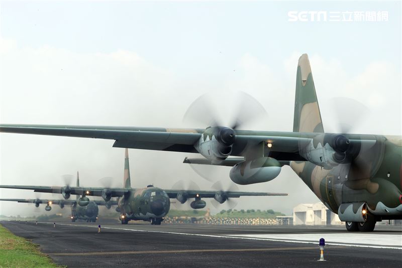 空軍第六混合聯隊第十空運大隊第102中隊，榮獲「109年度國軍模範團體」C-130H、編隊起飛、實施超高難度500呎衝場、100呎高速衝場後最大性能爬升、60度小轉彎、低空重飛、正常航線連續起飛、莫比烏斯帶式連續起飛、高進場短場落地、慢飛、轉彎中戰術落地。（記者邱榮吉/攝影）