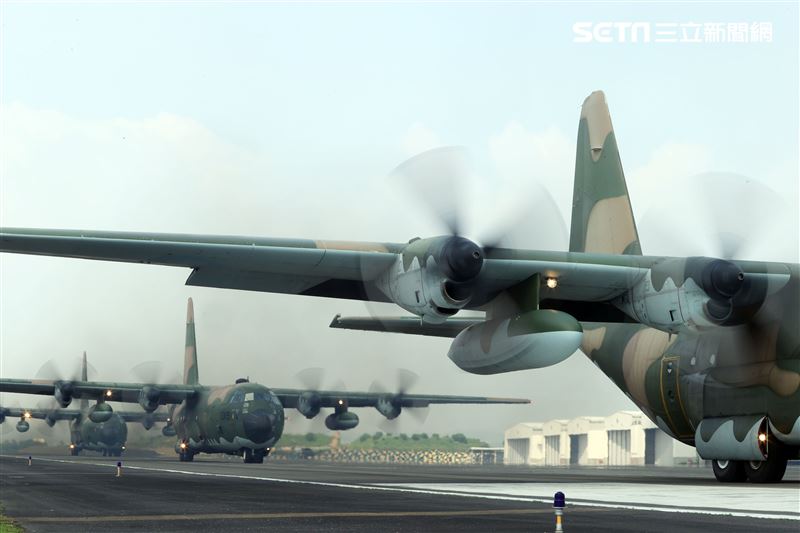 空軍第六混合聯隊第十空運大隊第102中隊，榮獲「109年度國軍模範團體」C-130H、編隊起飛、實施超高難度500呎衝場、100呎高速衝場後最大性能爬升、60度小轉彎、低空重飛、正常航線連續起飛、莫比烏斯帶式連續起飛、高進場短場落地、慢飛、轉彎中戰術落地。（記者邱榮吉/攝影）