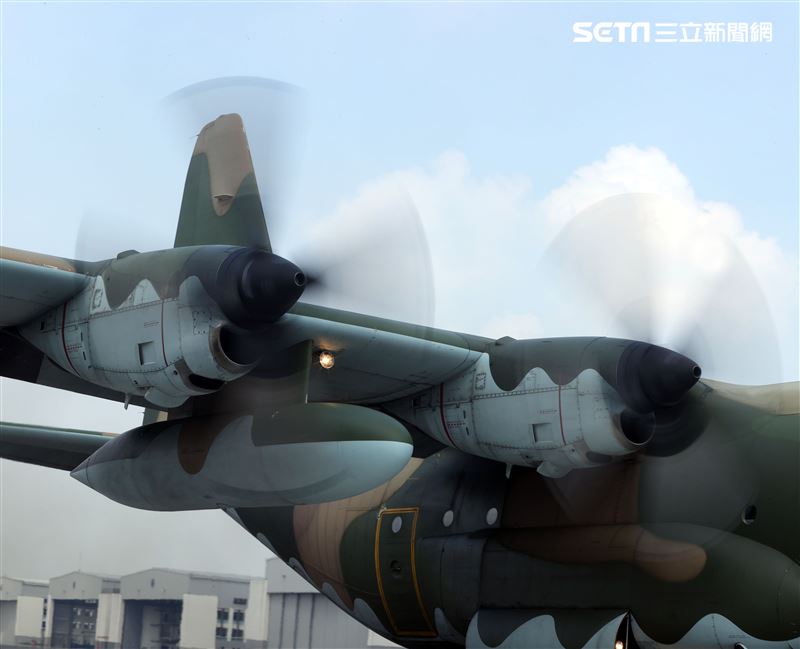 空軍第六混合聯隊第十空運大隊第102中隊，榮獲「109年度國軍模範團體」C-130H、編隊起飛、實施超高難度500呎衝場、100呎高速衝場後最大性能爬升、60度小轉彎、低空重飛、正常航線連續起飛、莫比烏斯帶式連續起飛、高進場短場落地、慢飛、轉彎中戰術落地。（記者邱榮吉/攝影）