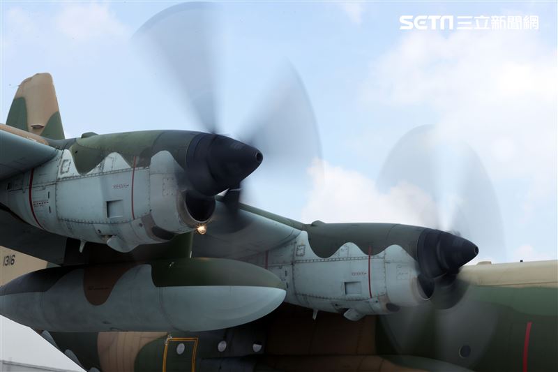 空軍第六混合聯隊第十空運大隊第102中隊，榮獲「109年度國軍模範團體」C-130H、編隊起飛、實施超高難度500呎衝場、100呎高速衝場後最大性能爬升、60度小轉彎、低空重飛、正常航線連續起飛、莫比烏斯帶式連續起飛、高進場短場落地、慢飛、轉彎中戰術落地。（記者邱榮吉/攝影）