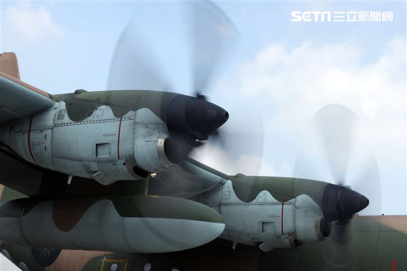 空軍第六混合聯隊第十空運大隊第102中隊，榮獲「109年度國軍模範團體」C-130H、編隊起飛、實施超高難度500呎衝場、100呎高速衝場後最大性能爬升、60度小轉彎、低空重飛、正常航線連續起飛、莫比烏斯帶式連續起飛、高進場短場落地、慢飛、轉彎中戰術落地。（記者邱榮吉/攝影）