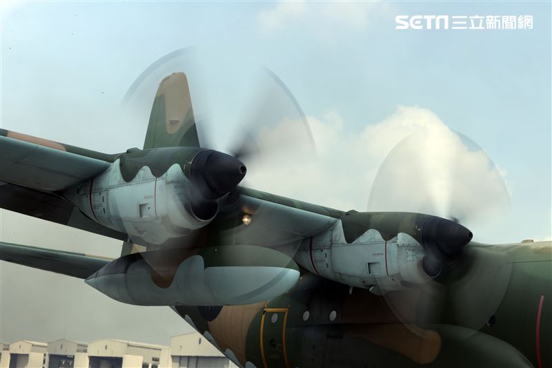 空軍第六混合聯隊第十空運大隊第102中隊，榮獲「109年度國軍模範團體」C-130H、編隊起飛、實施超高難度500呎衝場、100呎高速衝場後最大性能爬升、60度小轉彎、低空重飛、正常航線連續起飛、莫比烏斯帶式連續起飛、高進場短場落地、慢飛、轉彎中戰術落地。（記者邱榮吉/攝影）