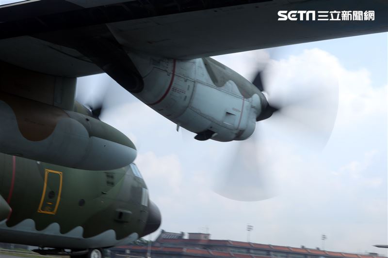 空軍第六混合聯隊第十空運大隊第102中隊，榮獲「109年度國軍模範團體」C-130H、編隊起飛、實施超高難度500呎衝場、100呎高速衝場後最大性能爬升、60度小轉彎、低空重飛、正常航線連續起飛、莫比烏斯帶式連續起飛、高進場短場落地、慢飛、轉彎中戰術落地。（記者邱榮吉/攝影）