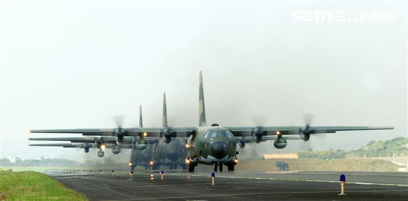 空軍第六混合聯隊第十空運大隊第102中隊，榮獲「109年度國軍模範團體」C-130H、編隊起飛、實施超高難度500呎衝場、100呎高速衝場後最大性能爬升、60度小轉彎、低空重飛、正常航線連續起飛、莫比烏斯帶式連續起飛、高進場短場落地、慢飛、轉彎中戰術落地。（記者邱榮吉/攝影）