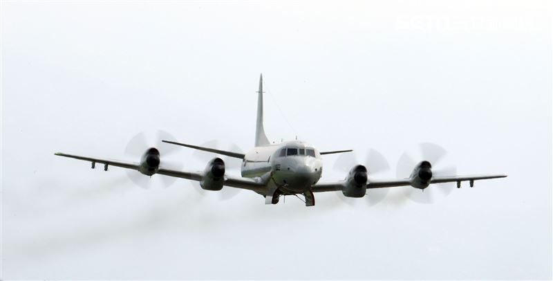 空軍第六混合聯隊第十空運大隊第102中隊，榮獲「109年度國軍模範團體」P-3C低空衝場、開艙模擬投彈。（記者邱榮吉/攝影）