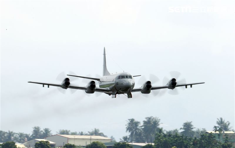 空軍第六混合聯隊第十空運大隊第102中隊，榮獲「109年度國軍模範團體」P-3C低空衝場、開艙模擬投彈。（記者邱榮吉/攝影）