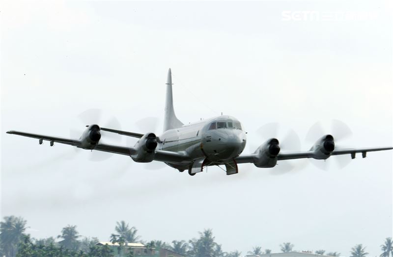 空軍第六混合聯隊第十空運大隊第102中隊，榮獲「109年度國軍模範團體」P-3C低空衝場、開艙模擬投彈。（記者邱榮吉/攝影）