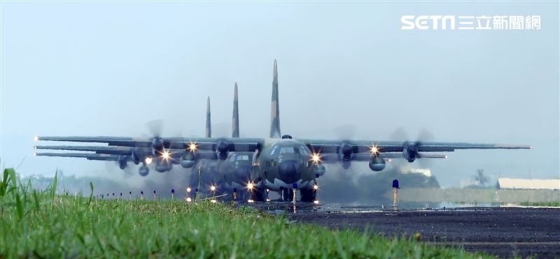 空軍第六混合聯隊第十空運大隊第102中隊，榮獲「109年度國軍模範團體」C-130H、編隊起飛、實施超高難度500呎衝場、100呎高速衝場後最大性能爬升、60度小轉彎、低空重飛、正常航線連續起飛、莫比烏斯帶式連續起飛、高進場短場落地、慢飛、轉彎中戰術落地。（記者邱榮吉/攝影）