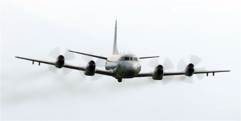 空軍第六混合聯隊第十空運大隊第102中隊，榮獲「109年度國軍模範團體」P-3C低空衝場、開艙模擬投彈。（記者邱榮吉/攝影）