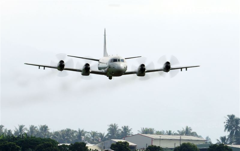 空軍第六混合聯隊第十空運大隊第102中隊，榮獲「109年度國軍模範團體」P-3C低空衝場、開艙模擬投彈。（記者邱榮吉/攝影）