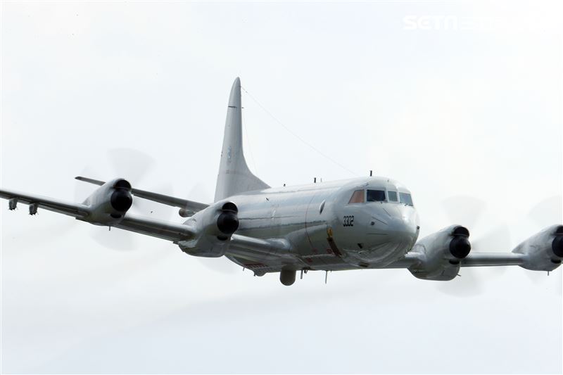 空軍第六混合聯隊第十空運大隊第102中隊，榮獲「109年度國軍模範團體」P-3C低空衝場、開艙模擬投彈。（記者邱榮吉/攝影）