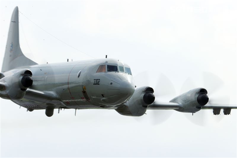 空軍第六混合聯隊第十空運大隊第102中隊，榮獲「109年度國軍模範團體」P-3C低空衝場、開艙模擬投彈。（記者邱榮吉/攝影）