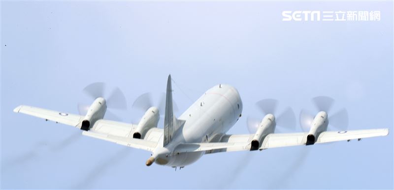 空軍第六混合聯隊第十空運大隊第102中隊，榮獲「109年度國軍模範團體」P-3C低空衝場、開艙模擬投彈。（記者邱榮吉/攝影）