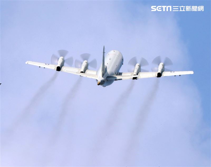 空軍第六混合聯隊第十空運大隊第102中隊，榮獲「109年度國軍模範團體」P-3C低空衝場、開艙模擬投彈。（記者邱榮吉/攝影）