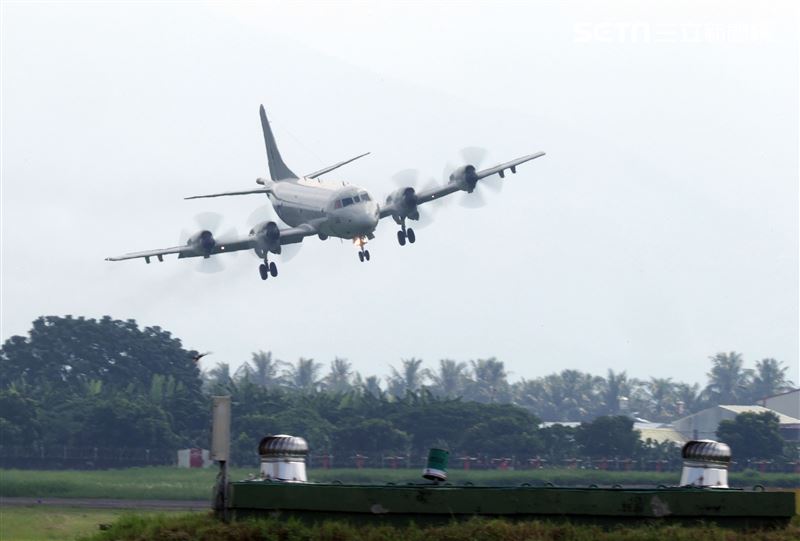 空軍第六混合聯隊第十空運大隊第102中隊，榮獲「109年度國軍模範團體」P-3C低空衝場、開艙模擬投彈。（記者邱榮吉/攝影）