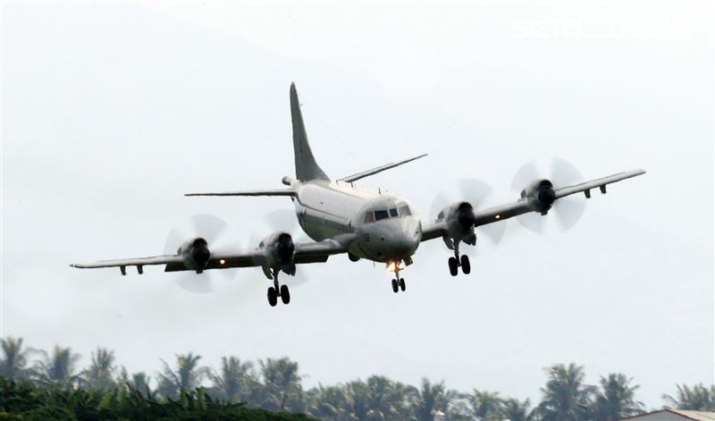 空軍第六混合聯隊第十空運大隊第102中隊，榮獲「109年度國軍模範團體」P-3C低空衝場、開艙模擬投彈。（記者邱榮吉/攝影）