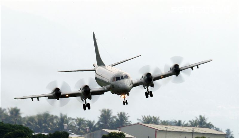 空軍第六混合聯隊第十空運大隊第102中隊，榮獲「109年度國軍模範團體」P-3C低空衝場、開艙模擬投彈。（記者邱榮吉/攝影）