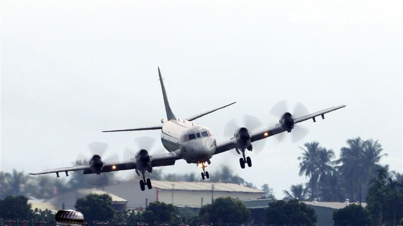 空軍第六混合聯隊第十空運大隊第102中隊，榮獲「109年度國軍模範團體」P-3C低空衝場、開艙模擬投彈。（記者邱榮吉/攝影）