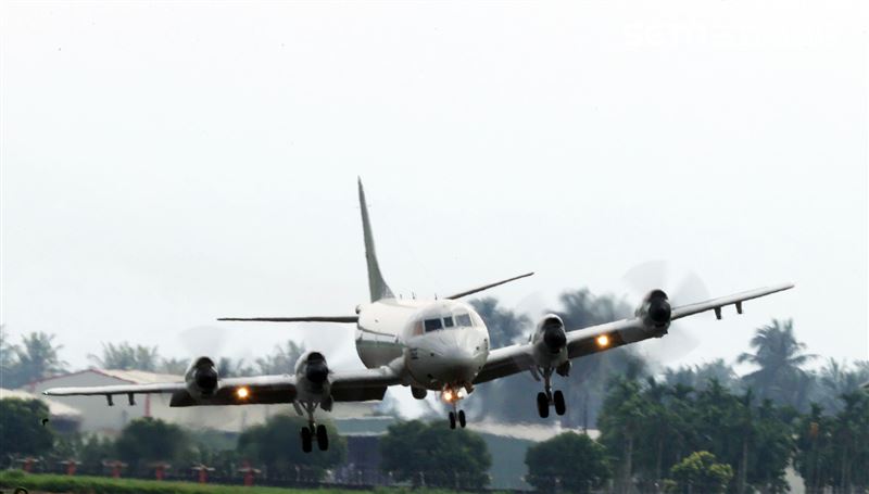 空軍第六混合聯隊第十空運大隊第102中隊，榮獲「109年度國軍模範團體」P-3C低空衝場、開艙模擬投彈。（記者邱榮吉/攝影）