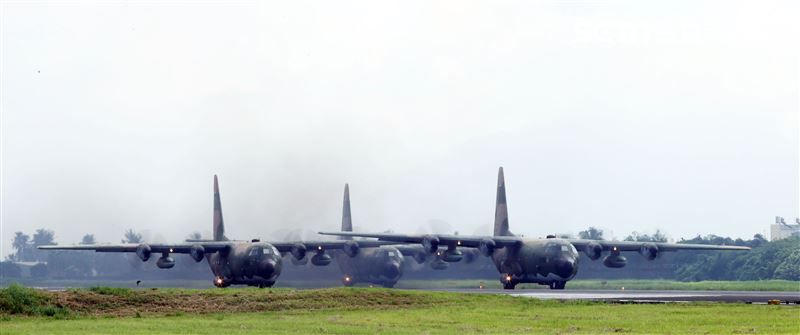 空軍第六混合聯隊第十空運大隊第102中隊，榮獲「109年度國軍模範團體」C-130H、編隊起飛、實施超高難度500呎衝場、100呎高速衝場後最大性能爬升、60度小轉彎、低空重飛、正常航線連續起飛、莫比烏斯帶式連續起飛、高進場短場落地、慢飛、轉彎中戰術落地。（記者邱榮吉/攝影）