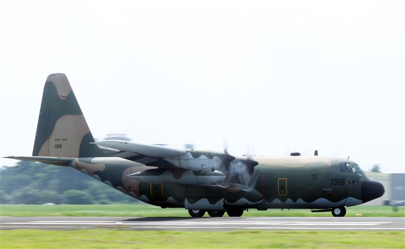 空軍第六混合聯隊第十空運大隊第102中隊，榮獲「109年度國軍模範團體」C-130H、編隊起飛、實施超高難度500呎衝場、100呎高速衝場後最大性能爬升、60度小轉彎、低空重飛、正常航線連續起飛、莫比烏斯帶式連續起飛、高進場短場落地、慢飛、轉彎中戰術落地。（記者邱榮吉/攝影）