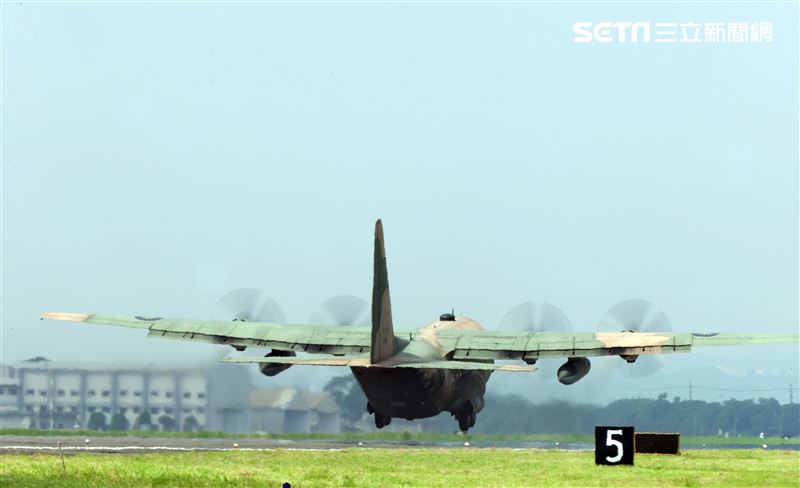 空軍第六混合聯隊第十空運大隊第102中隊，榮獲「109年度國軍模範團體」C-130H、編隊起飛、實施超高難度500呎衝場、100呎高速衝場後最大性能爬升、60度小轉彎、低空重飛、正常航線連續起飛、莫比烏斯帶式連續起飛、高進場短場落地、慢飛、轉彎中戰術落地。（記者邱榮吉/攝影）