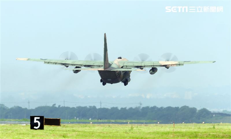 空軍第六混合聯隊第十空運大隊第102中隊，榮獲「109年度國軍模範團體」C-130H、編隊起飛、實施超高難度500呎衝場、100呎高速衝場後最大性能爬升、60度小轉彎、低空重飛、正常航線連續起飛、莫比烏斯帶式連續起飛、高進場短場落地、慢飛、轉彎中戰術落地。（記者邱榮吉/攝影）
