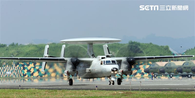 空軍第六混合聯隊第十空運大隊第102中隊，榮獲「109年度國軍模範團體」E-2K最大性能爬升、低空衝場、戰術下降。（記者邱榮吉/攝影）