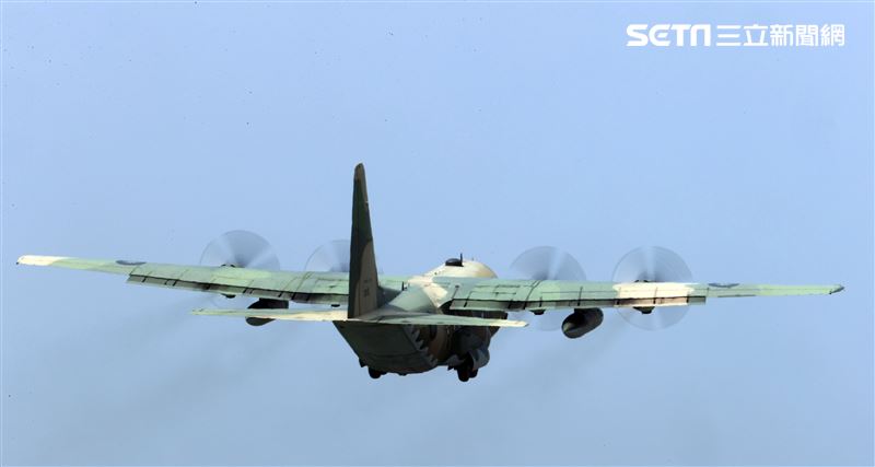 空軍第六混合聯隊第十空運大隊第102中隊，榮獲「109年度國軍模範團體」C-130H、編隊起飛、實施超高難度500呎衝場、100呎高速衝場後最大性能爬升、60度小轉彎、低空重飛、正常航線連續起飛、莫比烏斯帶式連續起飛、高進場短場落地、慢飛、轉彎中戰術落地。（記者邱榮吉/攝影）