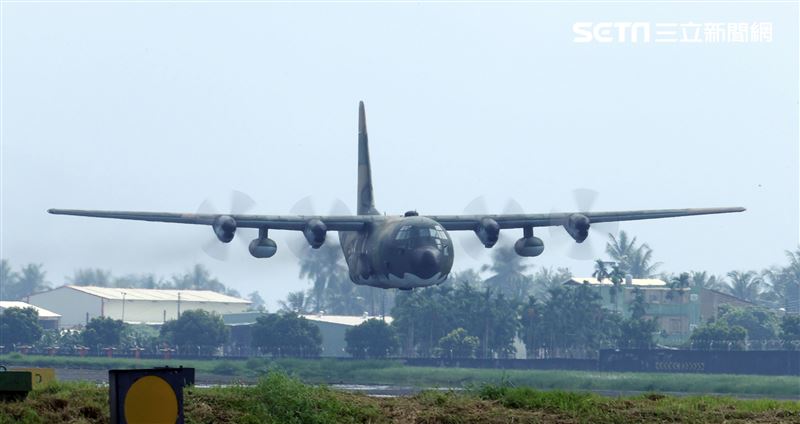 空軍第六混合聯隊第十空運大隊第102中隊，榮獲「109年度國軍模範團體」C-130H、編隊起飛、實施超高難度500呎衝場、100呎高速衝場後最大性能爬升、60度小轉彎、低空重飛、正常航線連續起飛、莫比烏斯帶式連續起飛、高進場短場落地、慢飛、轉彎中戰術落地。（記者邱榮吉/攝影）