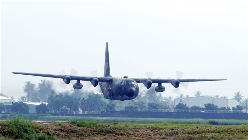 空軍第六混合聯隊第十空運大隊第102中隊，榮獲「109年度國軍模範團體」C-130H、編隊起飛、實施超高難度500呎衝場、100呎高速衝場後最大性能爬升、60度小轉彎、低空重飛、正常航線連續起飛、莫比烏斯帶式連續起飛、高進場短場落地、慢飛、轉彎中戰術落地。（記者邱榮吉/攝影）