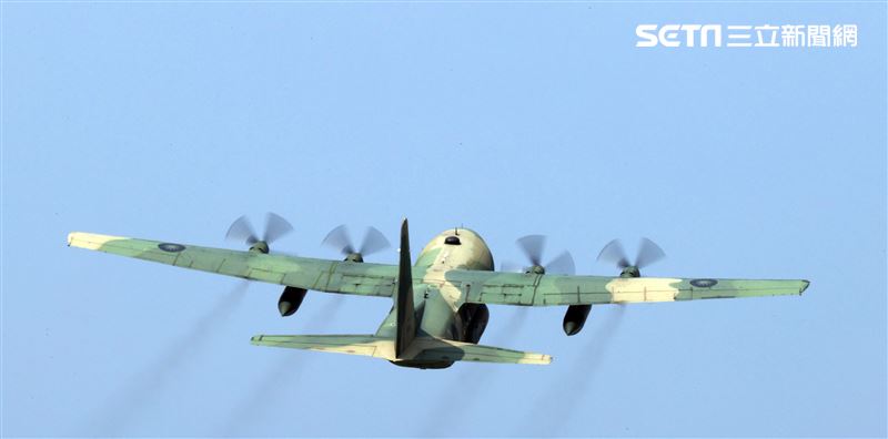 空軍第六混合聯隊第十空運大隊第102中隊，榮獲「109年度國軍模範團體」C-130H、編隊起飛、實施超高難度500呎衝場、100呎高速衝場後最大性能爬升、60度小轉彎、低空重飛、正常航線連續起飛、莫比烏斯帶式連續起飛、高進場短場落地、慢飛、轉彎中戰術落地。（記者邱榮吉/攝影）