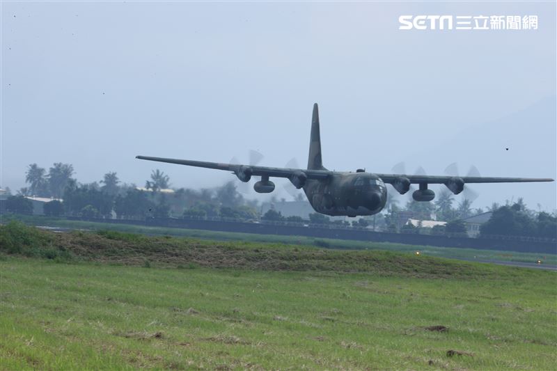 空軍第六混合聯隊第十空運大隊第102中隊，榮獲「109年度國軍模範團體」C-130H、編隊起飛、實施超高難度500呎衝場、100呎高速衝場後最大性能爬升、60度小轉彎、低空重飛、正常航線連續起飛、莫比烏斯帶式連續起飛、高進場短場落地、慢飛、轉彎中戰術落地。（記者邱榮吉/攝影）