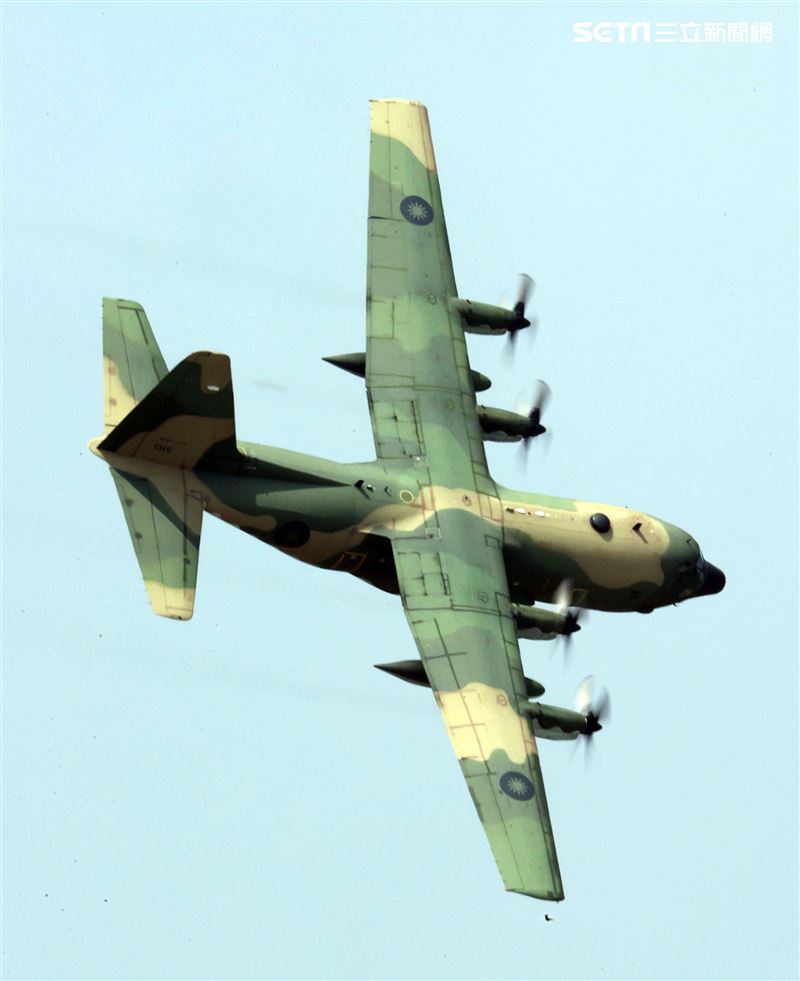 空軍第六混合聯隊第十空運大隊第102中隊，榮獲「109年度國軍模範團體」C-130H、編隊起飛、實施超高難度500呎衝場、100呎高速衝場後最大性能爬升、60度小轉彎、低空重飛、正常航線連續起飛、莫比烏斯帶式連續起飛、高進場短場落地、慢飛、轉彎中戰術落地。（記者邱榮吉/攝影）